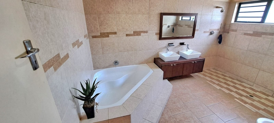 5 Bedroom Property for Sale in Lansdowne Western Cape
